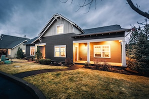 Exterior - Comfortable Townhouse Close to Mt. Bachelor and Downtown (Bend)