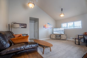 Living area - Comfortable Townhouse Close to Mt. Bachelor and Downtown (Bend)