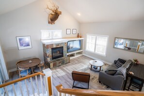 Living area - Comfortable Townhouse Close to Mt. Bachelor and Downtown (Bend)
