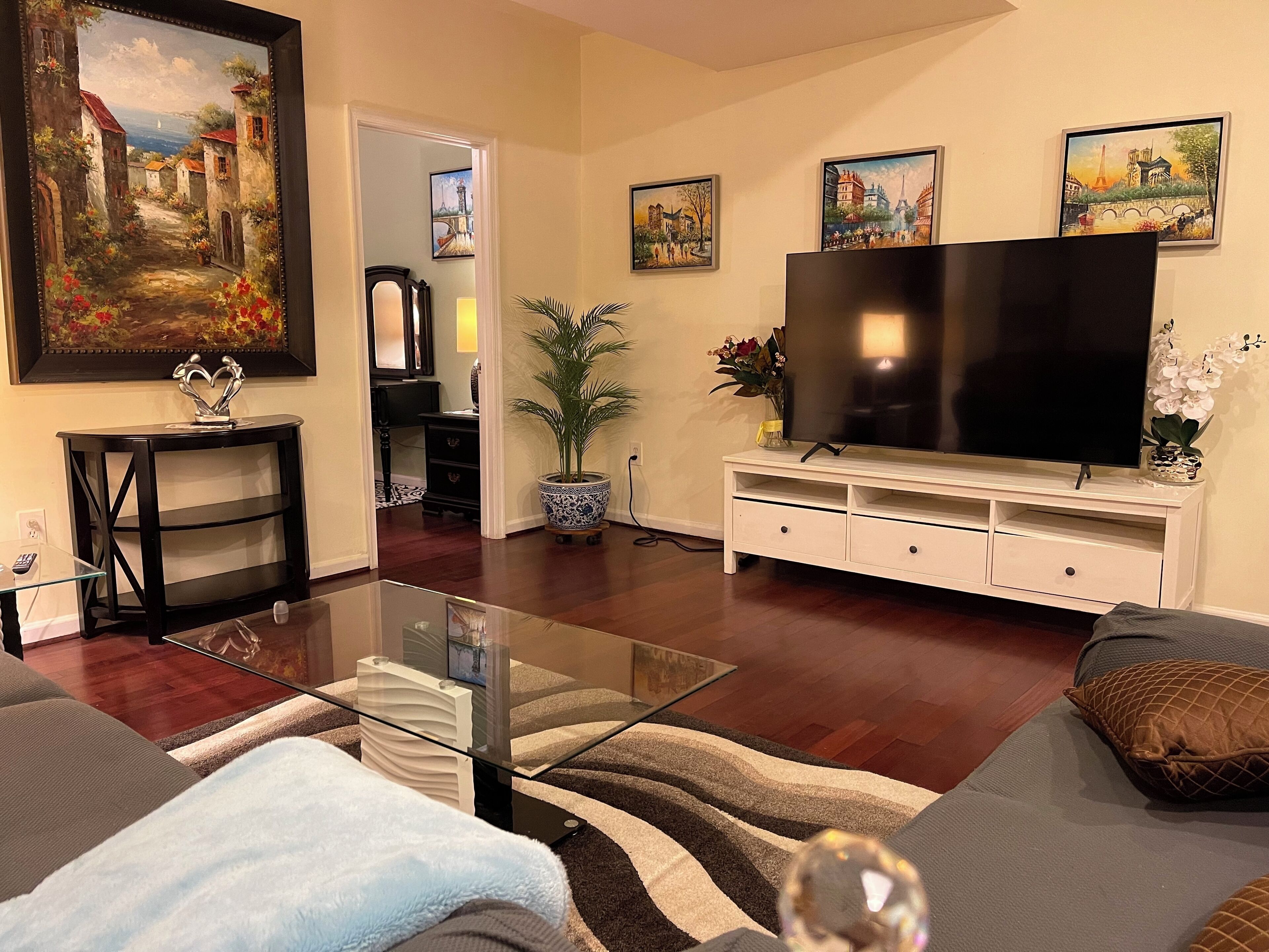 Een smart-tv en een open haard