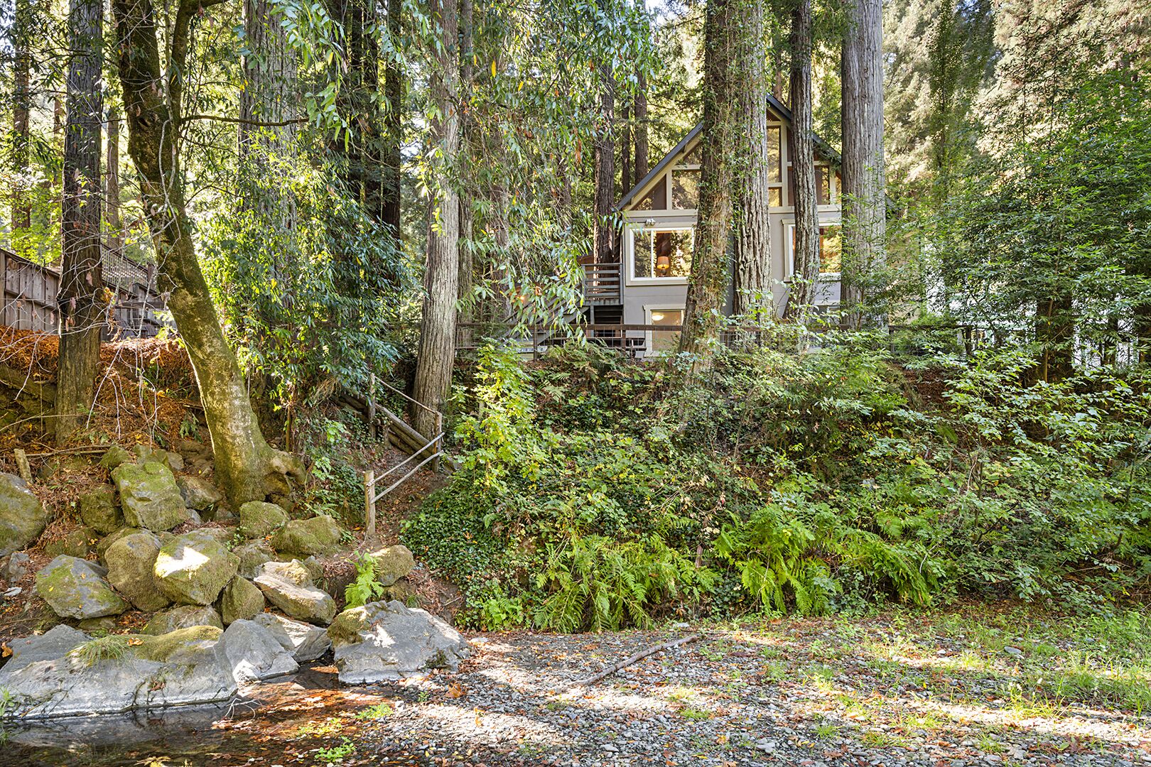 Creekside Lodge ~ Hot Tub, Creekfront, Unwind & Relax!