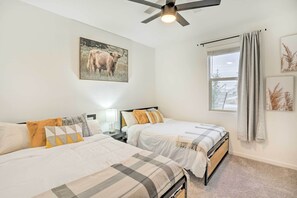 3 bedrooms, desk, iron/ironing board, free internet - Hot Tub, Putting Green! New-Build Glendale Home (Glendale)
