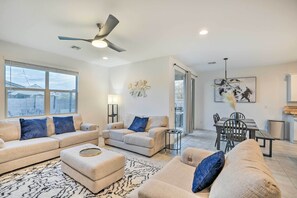TV, fireplace, music library, stereo - Hot Tub, Putting Green! New-Build Glendale Home (Glendale)