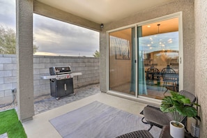 Terrace/patio - Hot Tub, Putting Green! New-Build Glendale Home (Glendale)