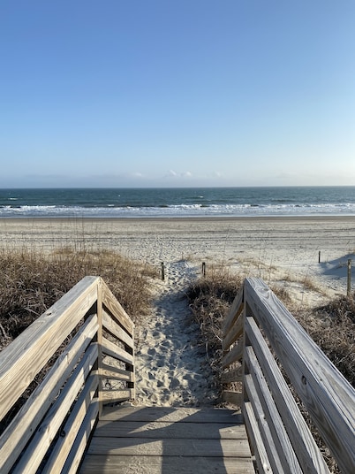 Beachski's Bliss- absolutely beautiful Ocean views and private Beach access!