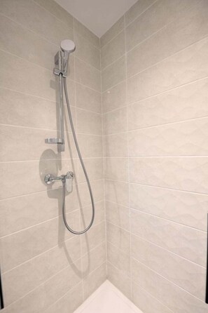 Chuveiro, secador de cabelo, toalhas de banho