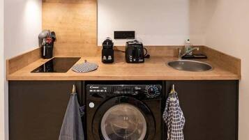 Een koelkast, een magnetron, een koffiezetapparaat/waterkoker