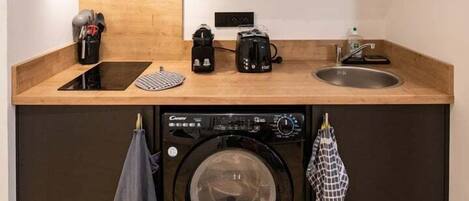 Kjøleskap, mikrobølgeovn, kaffetrakter/tekoker og brødrister