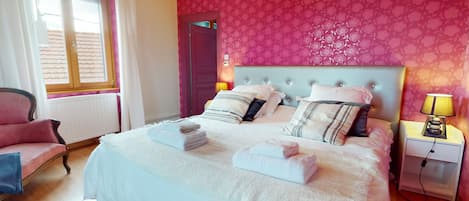 4 chambres, systĂšme dâinsonorisation, fer et planche Ă repasser