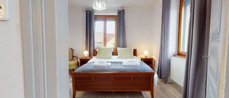 4 Schlafzimmer, schallisolierte Zimmer, Bügeleisen/Bügelbrett