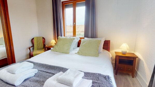 4 bedrooms, soundproofing, iron/ironing board, travel crib