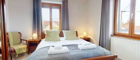 4 Schlafzimmer, schallisolierte Zimmer, BĂŒgeleisen/BĂŒgelbrett