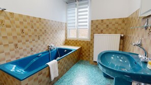 Bathtub, hair dryer, towels - la maison blanche issenheim (Issenheim)
