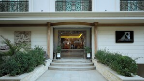A hotel entrance with a grand archway, steps leading up to it, and a sign indicating a view of the Pyramids. - A pyramids view (Giza)