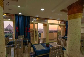 朝食 (ビュッフェ)、毎日提供 (無料)