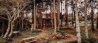 Treehouse over the water - Eagle's Nest