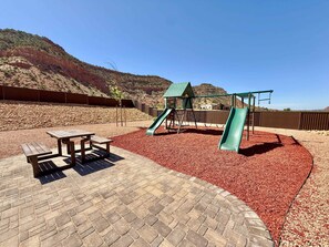 Outdoor dining - Pet-Friendly Luxury Home in Kanab, Utah, with Gym, Hot Tub and Pool, Near Bryce and Zion! (Kanab)
