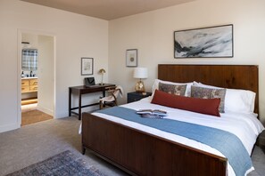 3 bedrooms, desk, iron/ironing board, travel crib