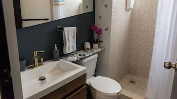 Dusche, Haartrockner, Bademäntel, Hausschuhe