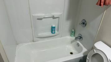 Ducha y bañera combinadas, secador de pelo, toallas y jabón