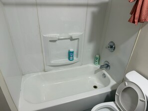 Suihkun ja ammeen yhdistelmä, hiustenkuivaaja, pyyhkeet, saippua