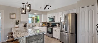 Four Queens Inn ~No Cleaning Fee~ Near Airport/ASU