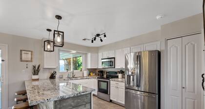 Four Queens Inn ~No Cleaning Fee~ Near Airport/ASU