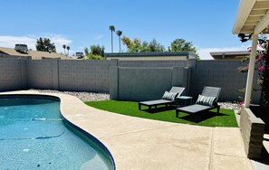 Outdoor pool - Four Queens Inn ~No Cleaning Fee~ Near Airport/ASU (Tempe)