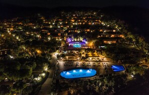 A resort with multiple buildings, a swimming pool, and a stage area. - Villino Comfort Michelangelo (Talamone GR)