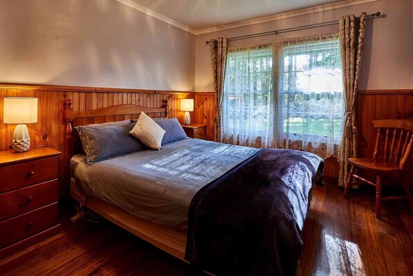 2 bedrooms, iron/ironing board, bed sheets