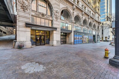 Heart of Dtwn Omaha: Historical Apt w/ Perks