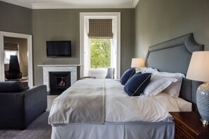 11 bedrooms, desk, travel cot, WiFi