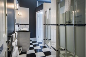 Combined shower/bathtub