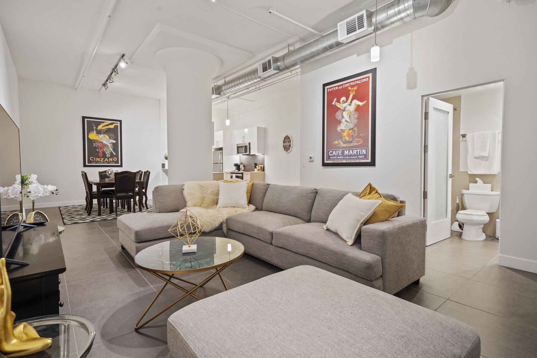 Lavishly Large Luxury Suite In The Heart Of DTLA!