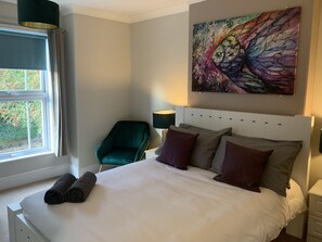 3 habitaciones, tabla de planchar con plancha, wifi y ropa de cama 