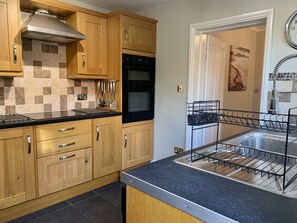 Fridge, microwave, oven, stovetop - Smart & Comfortable 3 Bedroom Victorian House (Stalham)