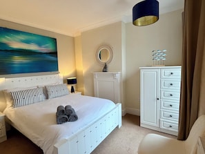 3 slaapkamers, een strijkplank/strijkijzer, wifi, beddengoed