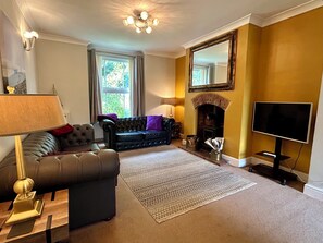 Smart TV, fireplace - Smart & Comfortable 3 Bedroom Victorian House (Stalham)