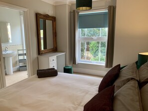 3 عدّة غرف نوم ومكواة/لوح كي وواي فاي وملاءات أسرّة