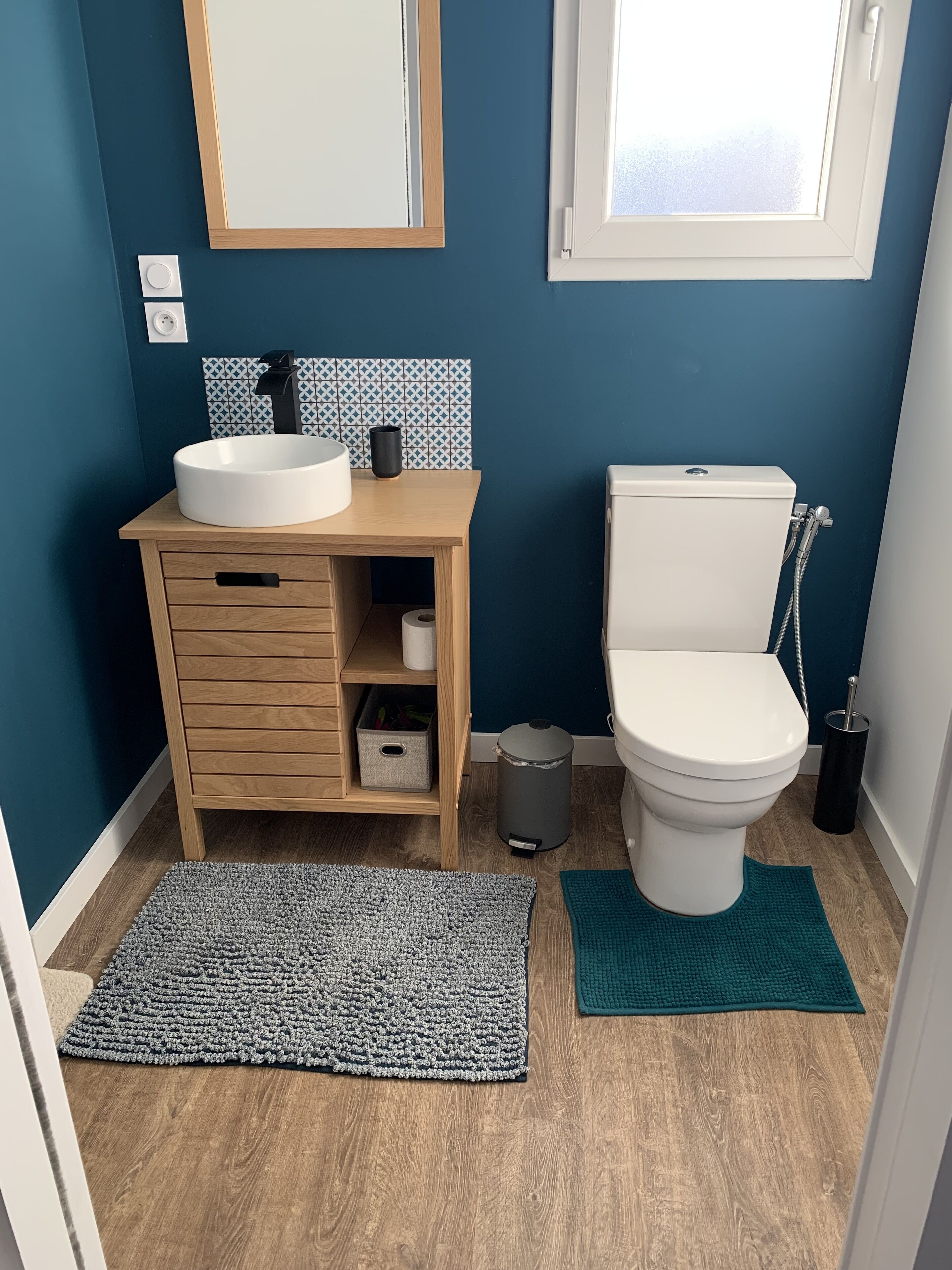 Doccia, asciugacapelli, asciugamani, carta igienica