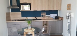 Réfrigérateur, micro-ondes, plaque de cuisson, cafetière/bouilloire