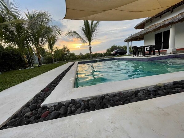 Outdoor pool - El Colibri Beach Monterrico Guatemala (Monterrico)