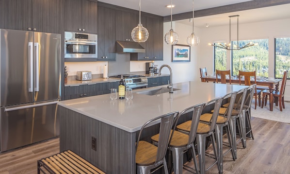 Kjøleskap, mikrobølgeovn, ovn og kokeplater