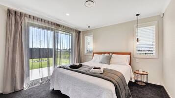 4 bedrooms, iron/ironing board, WiFi, bed sheets