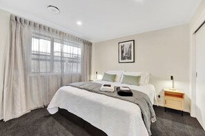 4 bedrooms, iron/ironing board, WiFi, bed sheets - 39Carmine Five Star 4-bedroom Holiday Home (Appleby)