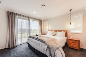 4 bedrooms, iron/ironing board, WiFi, bed sheets - 39Carmine Five Star 4-bedroom Holiday Home (Appleby)