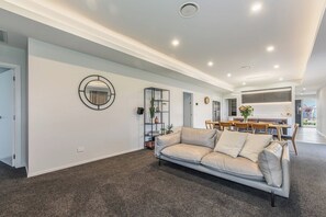 TV, books, stereo - 39Carmine Five Star 4-bedroom Holiday Home (Appleby)