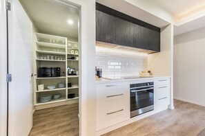 Fridge, microwave, oven, stovetop - 39Carmine Five Star 4-bedroom Holiday Home (Appleby)