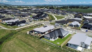 Une vue aérienne d’un quartier résidentiel avec de nombreuses maisons, des rues et des espaces verts.