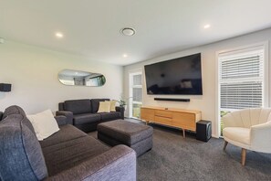 Una televisión, libros, un reproductor estéreo